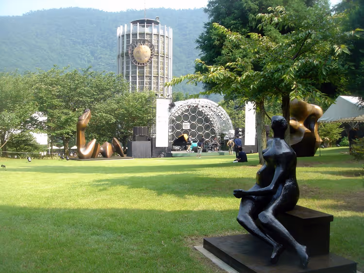 Skulpturen auf der Wiese des Freilichtmuseums