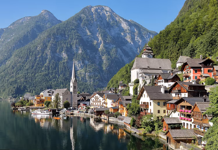 Hallstatt am See mit Bergen und einer Kirche