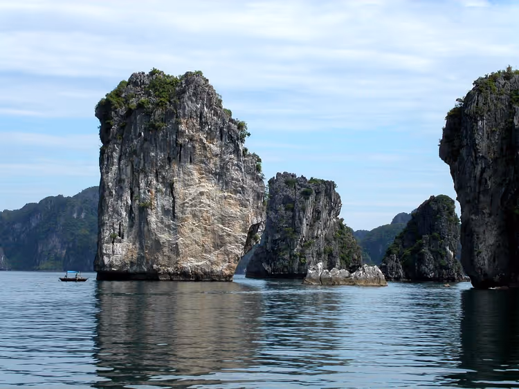 Ha-Long-Bucht: Kalksteininseln und ein Boot auf dem Wasser