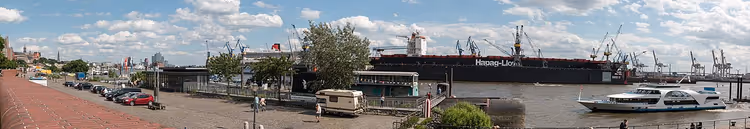 Panorama over Hamburg havn med skip og parkeringsplass