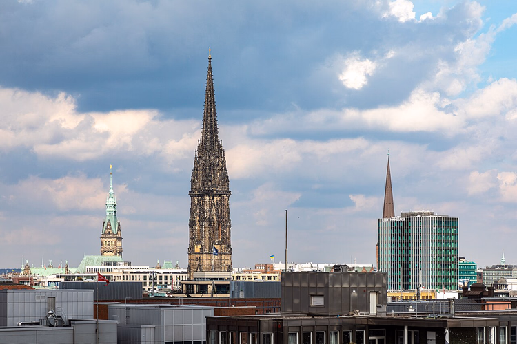 Nygotisk tårn på St. Nikolai-kirken over Hamburg