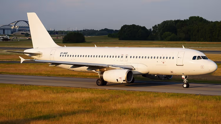 Avión Airbus A320 blanco de Danish Air Transport