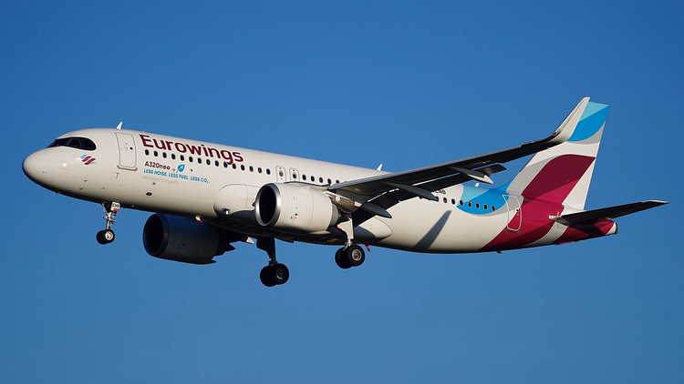 Avión Airbus A320neo de Eurowings en el cielo
