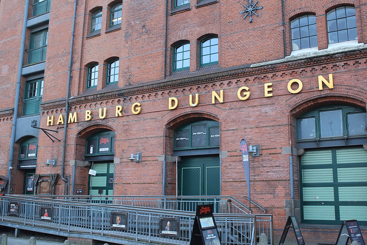 Inngangen til Hamburg Dungeon i et teglsteinslager