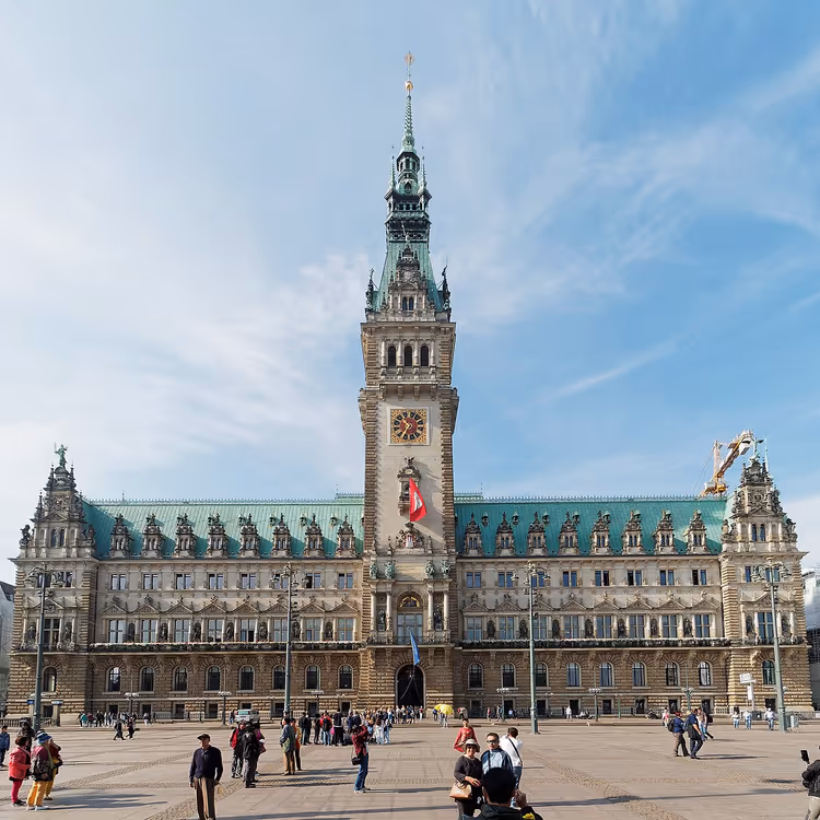 Hamburg rådhus med sitt høye tårn på plassen