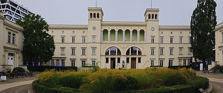 Hoofdgevel van het museum Hamburger Bahnhof in Berlijn