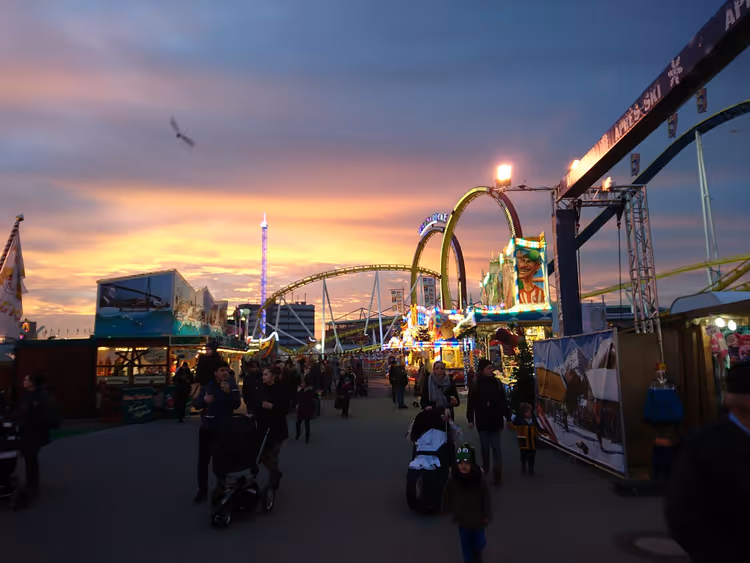 Kveldsstemning på Hamburger Dom med karuseller og besøkende