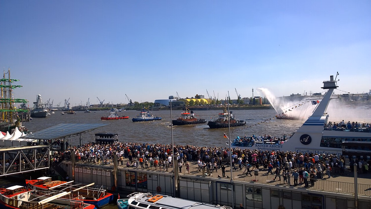 Remorqueurs et foule au festival portuaire de Hambourg