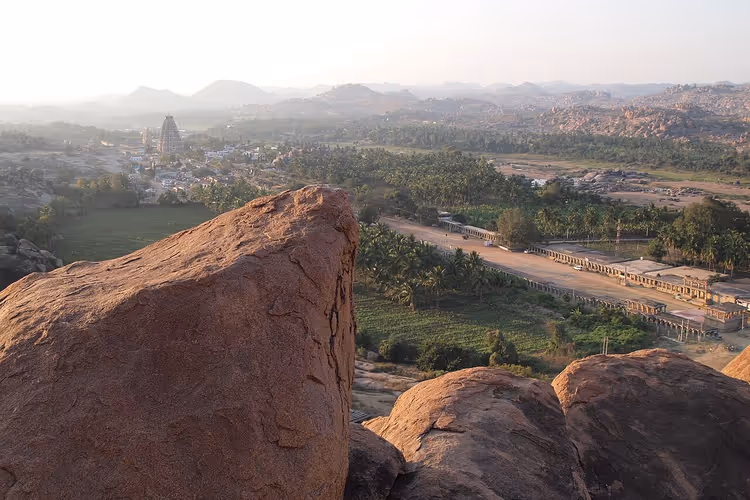 Granitfelsen und Panoramablick auf Hampi von oben