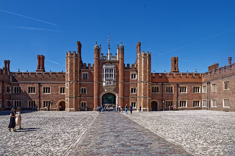 Hoofdingang van Hampton Court met toren en binnenplaats