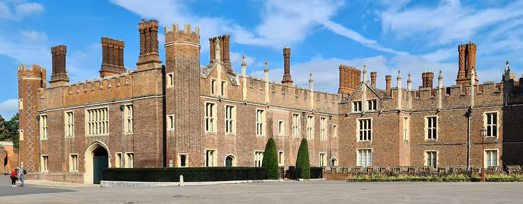 Rødfasaden av Hampton Court Palace med tårn