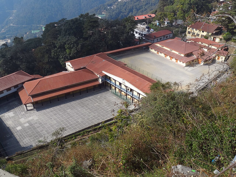 Edifícios escolares numa encosta em Mussoorie