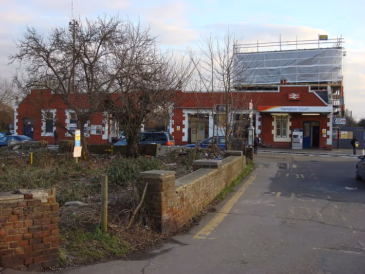 Station Hampton Court met naambord