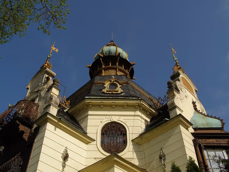 Het Hanavský-paviljoen met koepel en torentjes