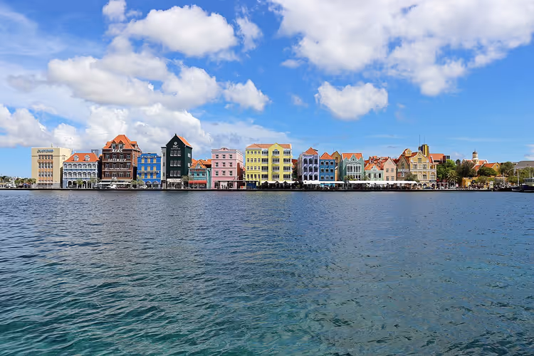 Willemstad'da su kenarındaki renkli Handelskade evleri