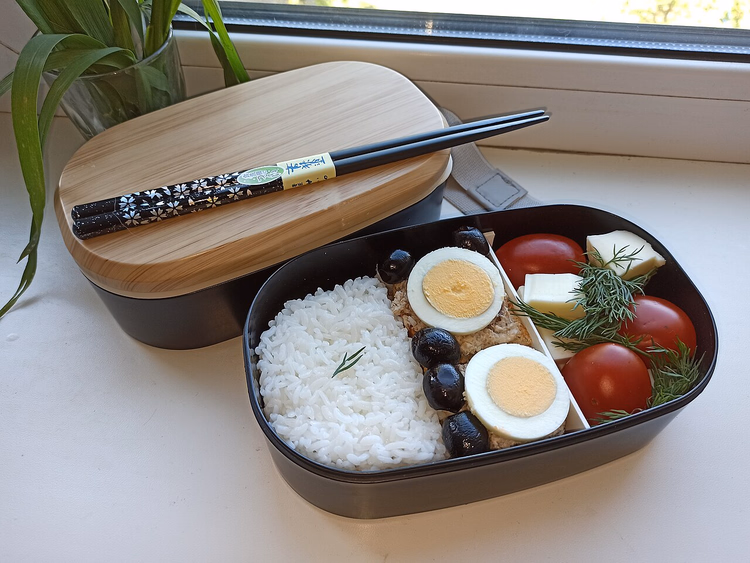 Бэнто-бокс с деревянной крышкой, палочками и рисом