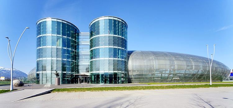 Glasskuppelen og tårnene til Hangar-7 sett fra utsiden