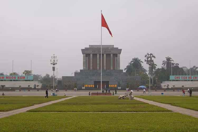 Ba-Dinh-Platz, Ho-Chi-Minh-Mausoleum, rote Fahne