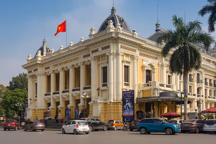 Hanoi operahus' fasade med flagg