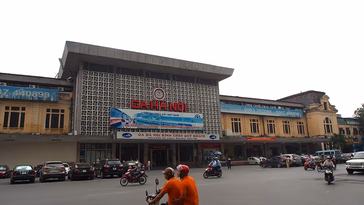 Bahnhof Hanoi mit dem Schild Ga Hà Nội
