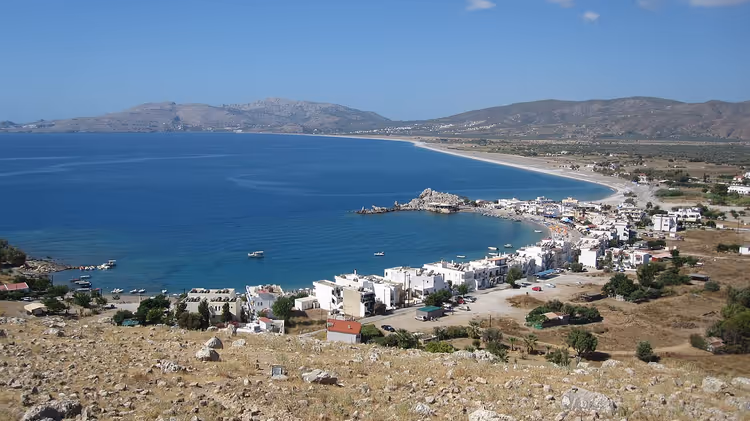 بانوراما لخليج مع قرية وشاطئ في رودس
