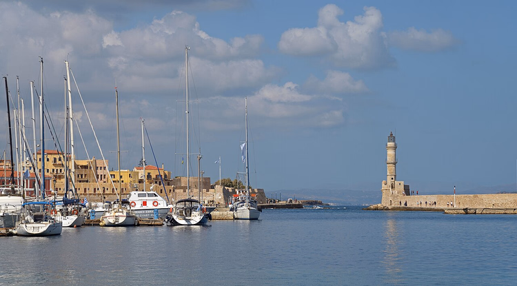 اليخوت في ميناء خانيا والمنارة الفينيسية