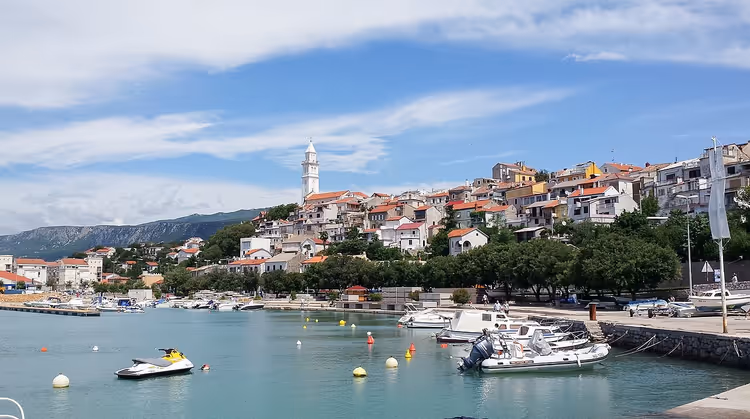 Panorama von Novi Vinodolski mit Hafen und Glockenturm
