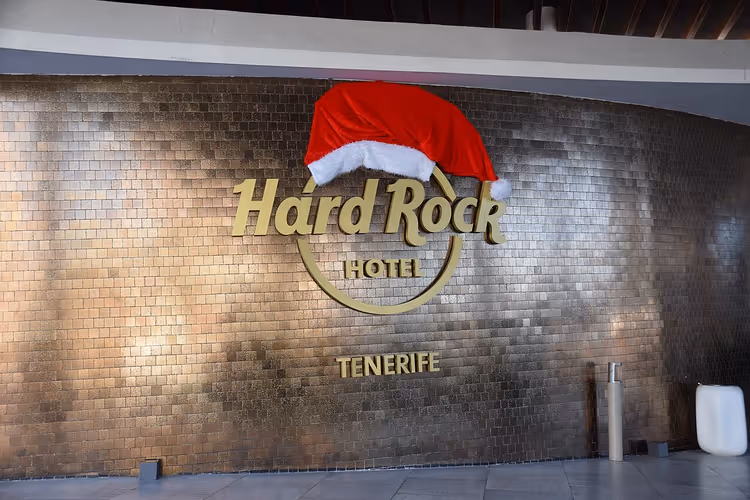 Skiltet til Hard Rock Hotel Tenerife med en nyttårshatt