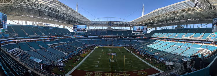 Panorama du Hard Rock Stadium avec le terrain de jeu
