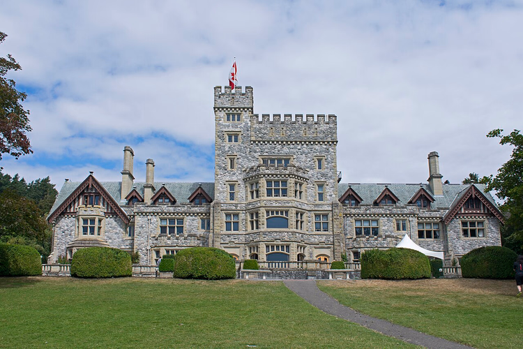 Sørfasaden av Hatley Castle med plen