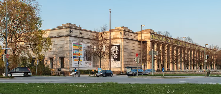 Здание музея Haus der Kunst в Мюнхене с улицей перед ним