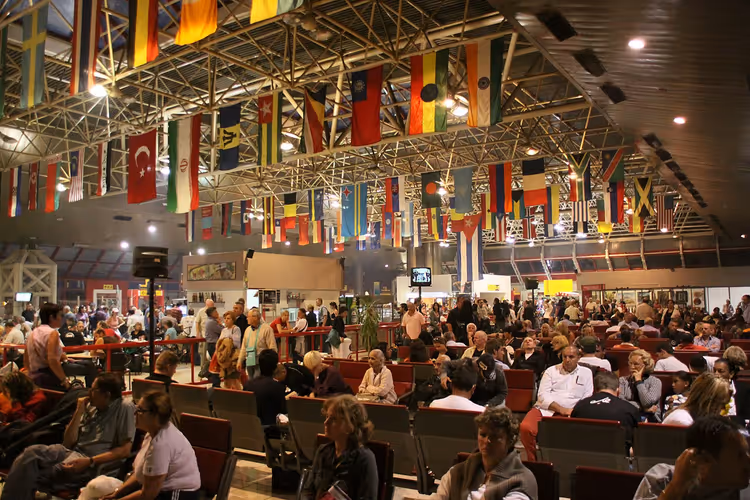 Passagiers in een vertrekhal van de luchthaven onder vlaggen