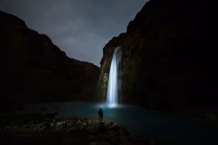 Havasu Falls om natten i canyonen