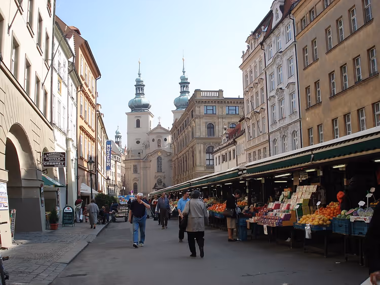 Straßenmarkt mit Ständen und Passanten in Prag