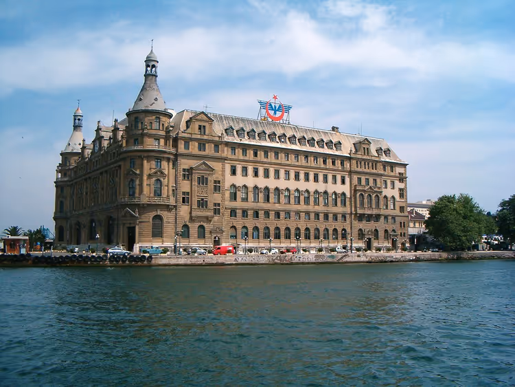 Haydarpaşa jernbanestasjon ved Bosporen, sett fra vannet
