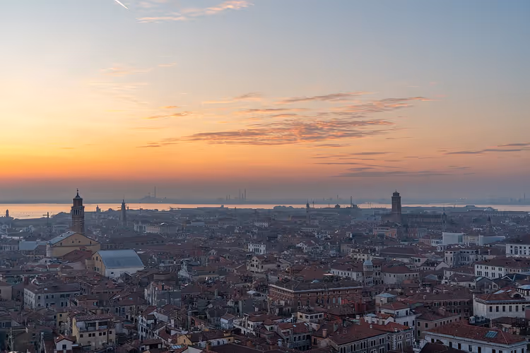Sonnenuntergang über den Dächern Venedigs und der Lagune