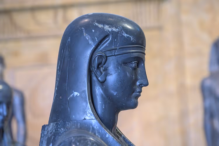 Profil av hodet til en antikk egyptisk statue med nemes