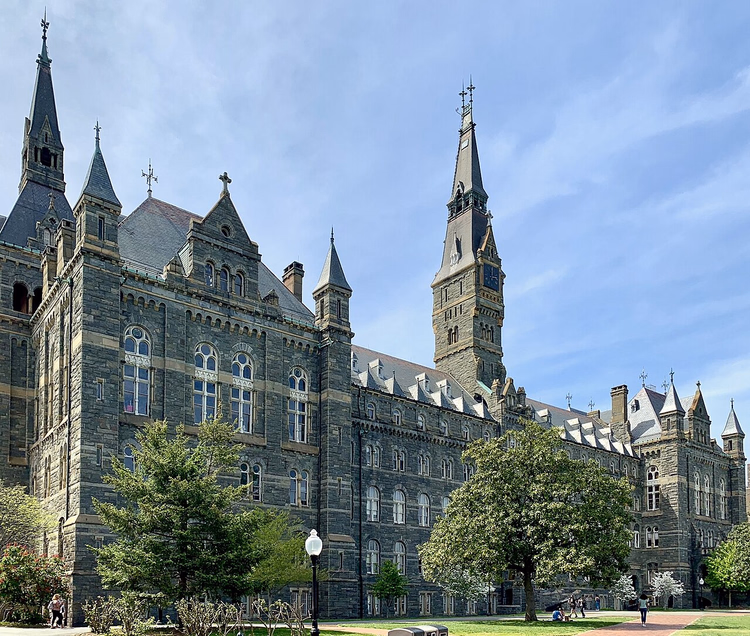 Gotiske Healy Hall ved Georgetown University på en solrik dag