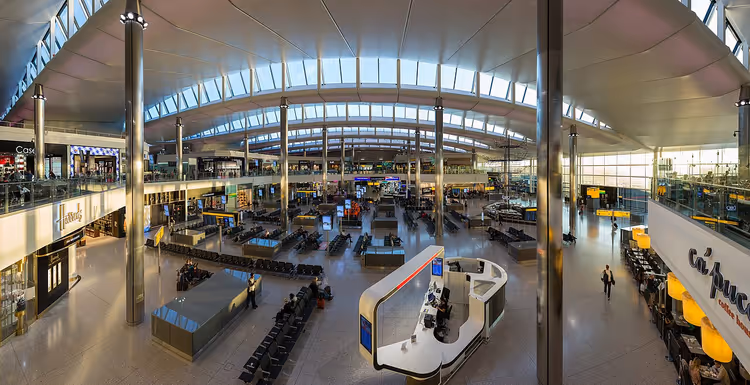 Heathrow Havalimanı Terminal 2'nin ferah salonu