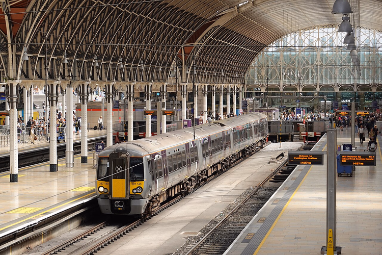 Heathrow-Express-Zug am Bahnsteig des Bahnhofs Paddington