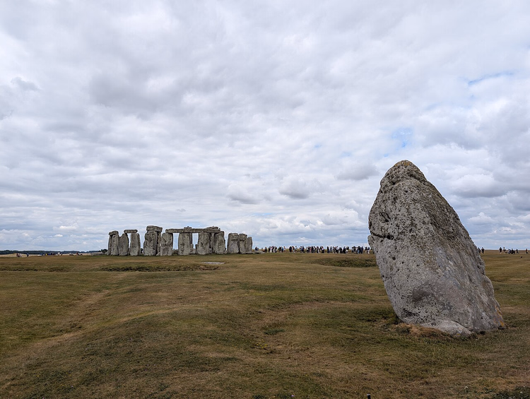 Stonehenge çemberinin fonunda Topuk Taşı