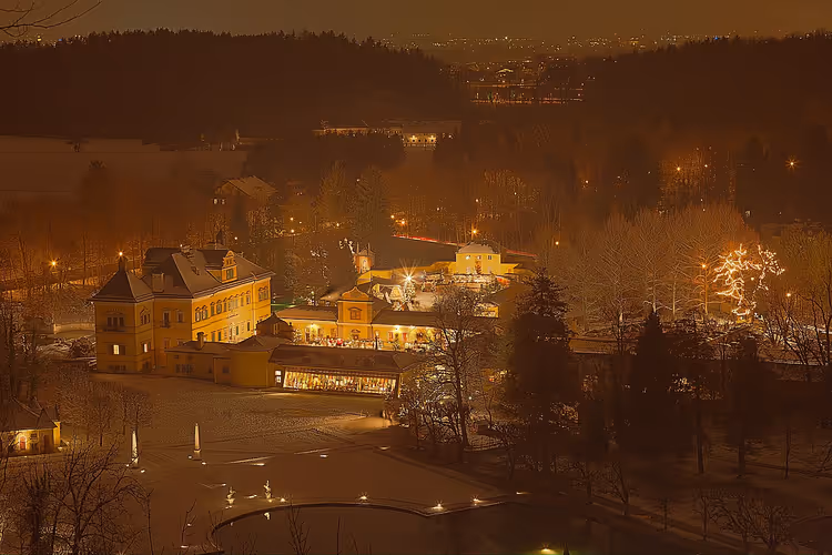 Christkindlmarkt im Hof von Schloss Hellbrunn