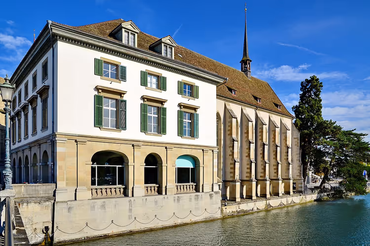 Limmat Nehri üzerinde Wasserkirche ve Helmhaus manzarası