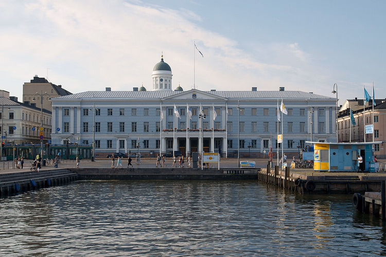 Helsingfors rådhus med kuppel, utsikt fra havnen