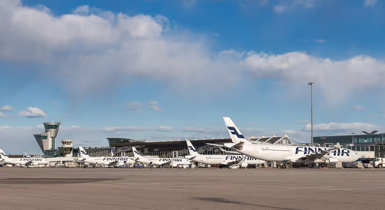Finnair-fly på rullebanen på Helsingfors-Vanda lufthavn