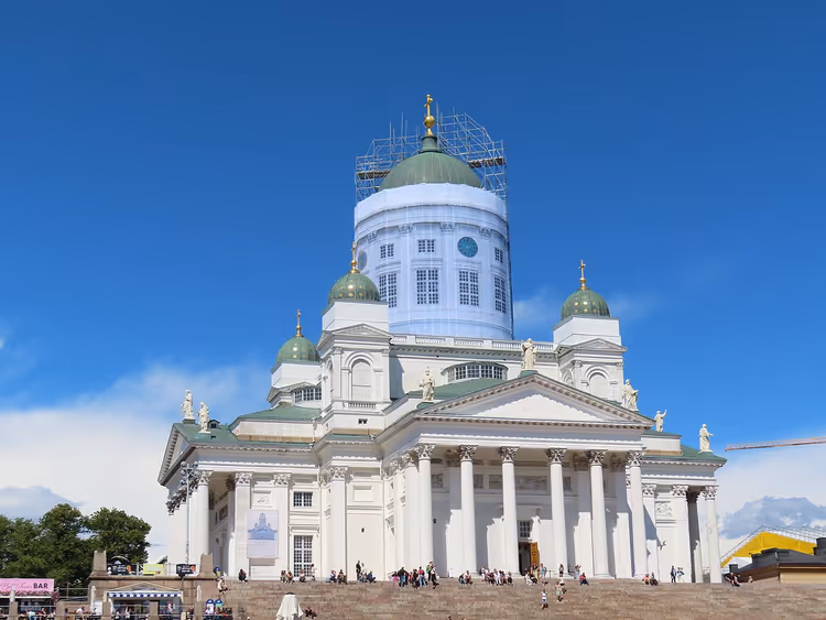 Dom van Helsinki met koepel in de steigers