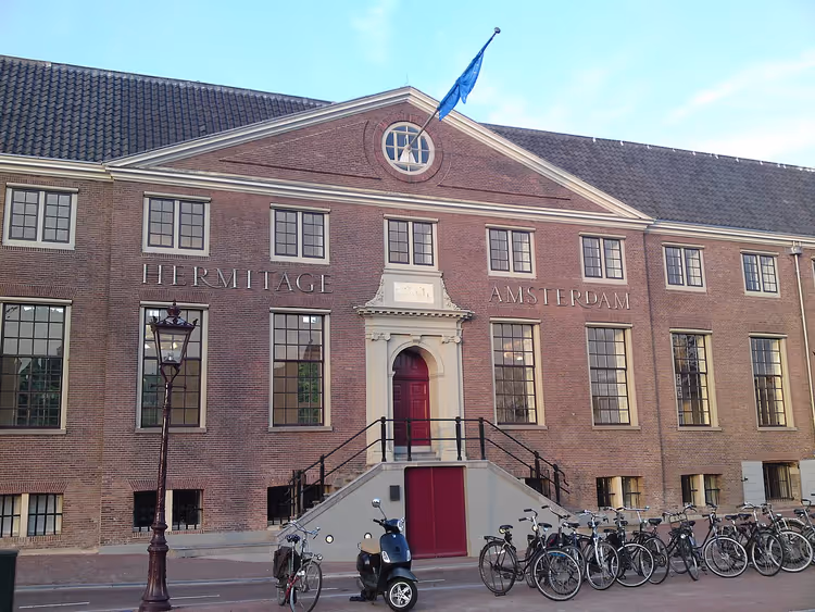 Inngangen til Hermitage Amsterdam med sykler