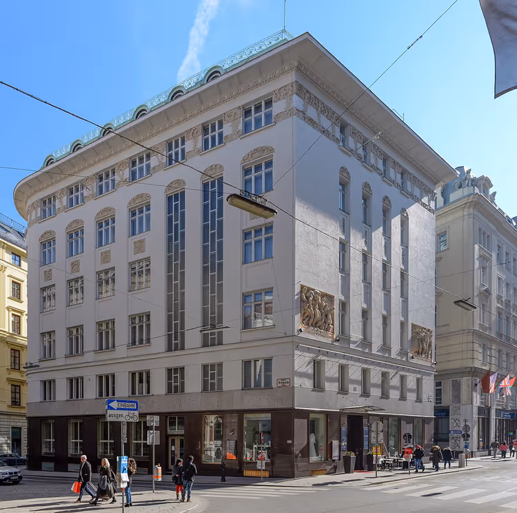 Moderne hjørnehotellfasade i Herrengasse