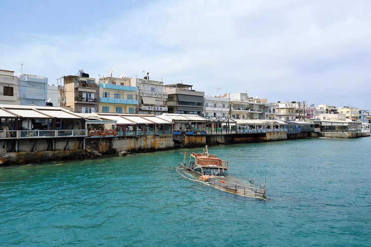 Uferpromenade von Hersonissos mit Tavernen am türkisfarbenen Wasser
