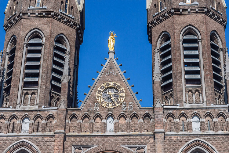 Heuvelse Kerkin tornit ja kello Tilburgissa